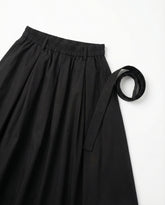 Elastic waistband black balloon midi skirt detail